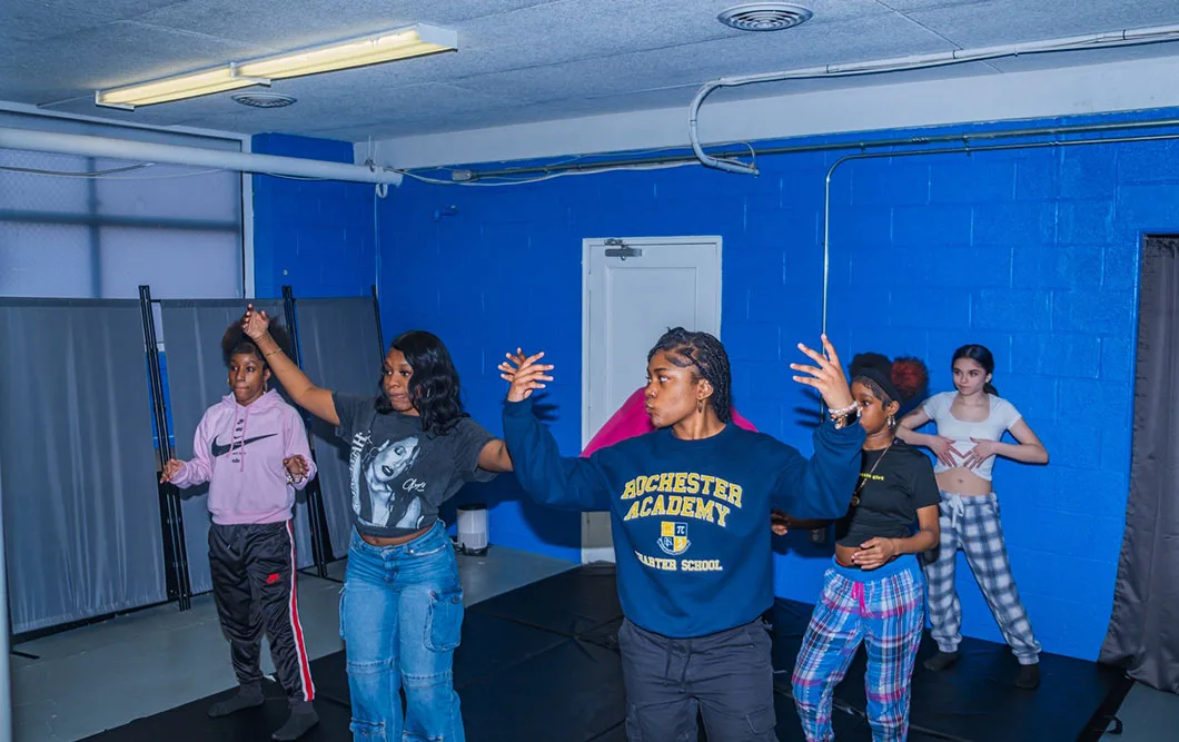 youths-dancing
